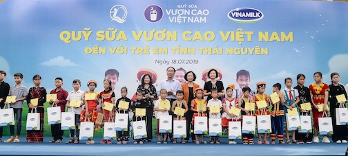 Quỹ[-]Sữa[-]Vươn[-]Cao[-]Việt[-]Nam[-]và[-]Vinamilk[-]tặng[-]70.000[-]ly[-]sữa[-]cho[-]trẻ[-]em[-]Thái[-]Nguyên
